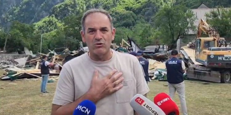 Turisti shqiptaro-britanik: Po flija kur erdhën duke bërtitur dilni jashtë, sendet e mia janë ende nën rrënoja