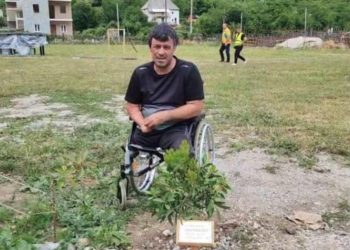 “Ku të shkojë më keq”/ Banori në Theth përlotet pranë përkujtimores së të motrës: Më ka ndihmuar