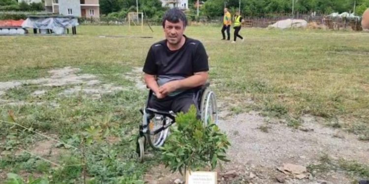 “Ku të shkojë më keq”/ Banori në Theth përlotet pranë përkujtimores së të motrës: Më ka ndihmuar