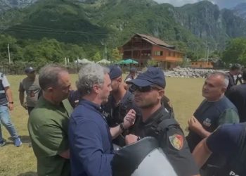 Përfaqësuesit e Opozitës përplasen me Policinë në Theth: Legen, servil i bindur