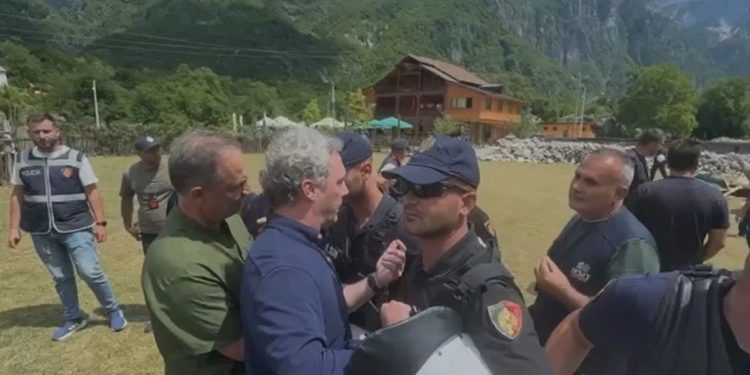 Përfaqësuesit e Opozitës përplasen me Policinë në Theth: Legen, servil i bindur