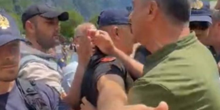 “Mos më kap me dorë se ta mbështjell mirë, legen m….”, Boçi dhe Spahia përplasen me policinë në Theth