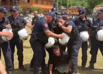 PAMJE TË RËNDA/ Efektivët tërheqin zvarrë banorin me aftësi ndryshe në Theth, banorët e tjerë i dalin në mbrojtje