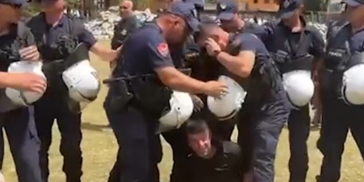 PAMJE TË RËNDA/ Efektivët tërheqin zvarrë banorin me aftësi ndryshe në Theth, banorët e tjerë i dalin në mbrojtje