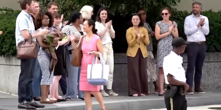 Pushimet masive nga DASH/ Momenti kur Yuri Kim duartroket punonjësit e pushuar