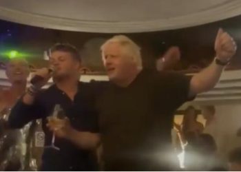 VIDEO/ Boris Johnson filmohet me pushime në Capri, momenti kur kërcen me gotë vere në dorë