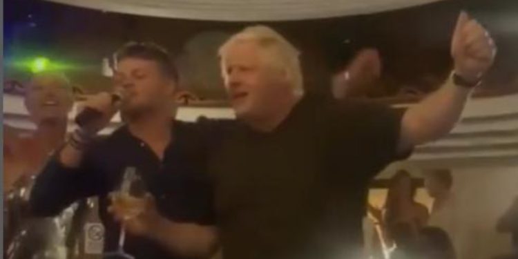 VIDEO/ Boris Johnson filmohet me pushime në Capri, momenti kur kërcen me gotë vere në dorë