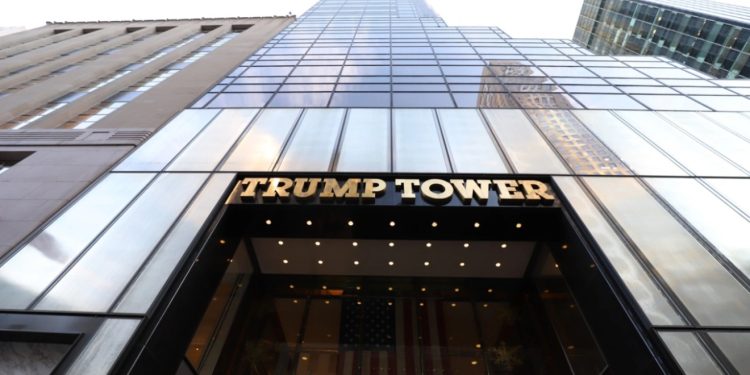 Familja Trump forcon praninë e saj në Evropë/ Kulla ikonike Trump Tower ndërtohet në Bukuresht