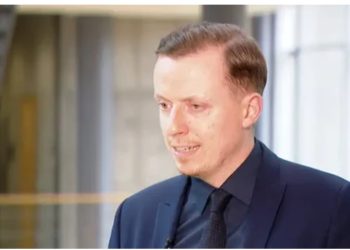 Deputeti gjerman kritikon heshtjen politike për gjendjen e shqiptarëve në Serbi: Jo standarde të dyfishta