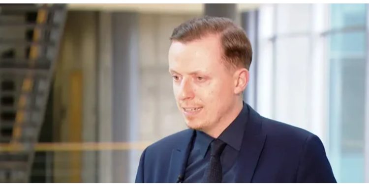 Deputeti gjerman kritikon heshtjen politike për gjendjen e shqiptarëve në Serbi: Jo standarde të dyfishta