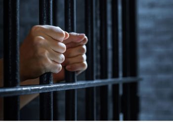 Arratisje si në filma në burgun e Francës/ 20-vjeçari del nga qelia duke u fshehur brenda në çantën e një të burgosuri tjetër