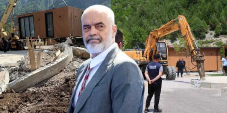 Fadroma dhe rrethim policor/ Theth në ditën e 7-të, IKMT shemb mbi 60 ndërtime, banorët vijojnë protestën