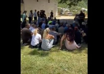 Situata në Theth/Banorët ulen këmbëkryq pranë kishës: Qeveria të ndërpresë aksionin! Kullat i kemi mbrojtur me gjak