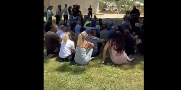 Situata në Theth/Banorët ulen këmbëkryq pranë kishës: Qeveria të ndërpresë aksionin! Kullat i kemi mbrojtur me gjak