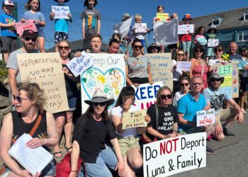 Komuniteti i një qyteti në Irlandë proteston kundër dëbimit të familjes shqiptare: Miqtë tanë e kanë vendin këtu