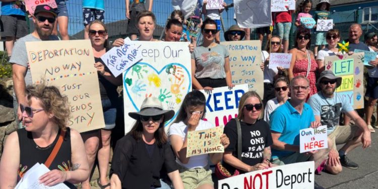 Komuniteti i një qyteti në Irlandë proteston kundër dëbimit të familjes shqiptare: Miqtë tanë e kanë vendin këtu