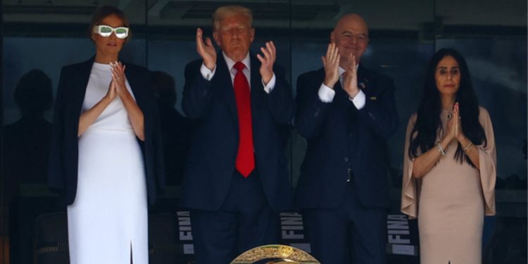 FOTOLAJM/ Krah Melanisë dhe Infantinos, Trump ndjek nga afër finalen e Kupës së Botës për Klube, duelin “Chelsea- PSG”