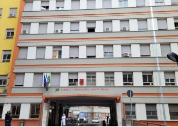 Itali/ Gruaja shtatzënë hidhet nga dritarja, mjekët përpiqen të shpëtojnë foshnjën