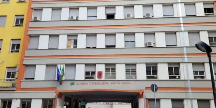 Itali/ Gruaja shtatzënë hidhet nga dritarja, mjekët përpiqen të shpëtojnë foshnjën