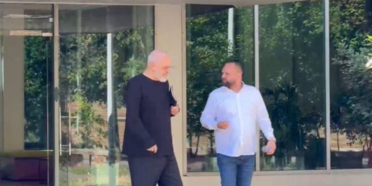 Rama mbledh sot deputetët e qarkut dhe drejtorët e bashkisë së Tiranës, çfarë pritet nga takimi