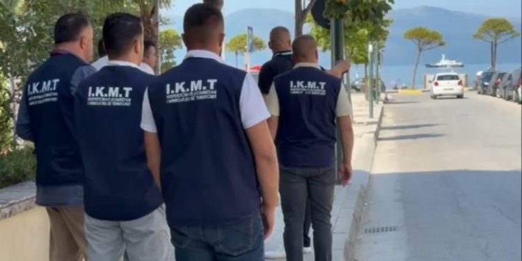 Rama e paralajmëroi, IKMT zbarkon në Vlorë, inspektim në një pallat në Lungomare