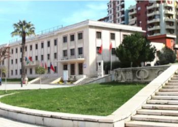 Mbledhje në Bashkinë e Lushnjes, drejtorëve dhe kryetarëve të njësive u kërkohet të japin dorëheqjen