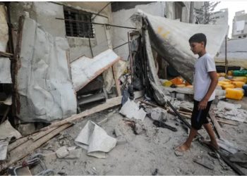 Në luftë me etjen, urinë dhe raketat/ Dëshmi tronditëse nga Gaza: Djali më vdiq në sulmin në kampin Nuseirat! Ishte në kërkim të një gllënjke uji