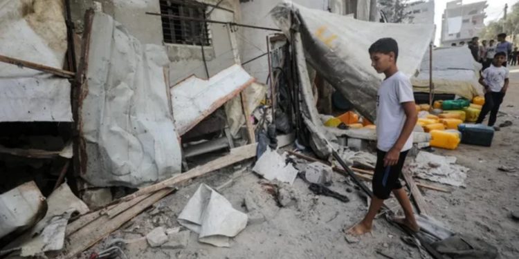 Në luftë me etjen, urinë dhe raketat/ Dëshmi tronditëse nga Gaza: Djali më vdiq në sulmin në kampin Nuseirat! Ishte në kërkim të një gllënjke uji