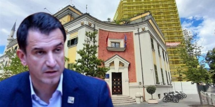 Padia ndaj gazetarit Bledian Koka dhe “Piranjave”, Veliaj nuk paraqitet në gjyq për shkaqe shëndetësore: Kam marrje mendsh!