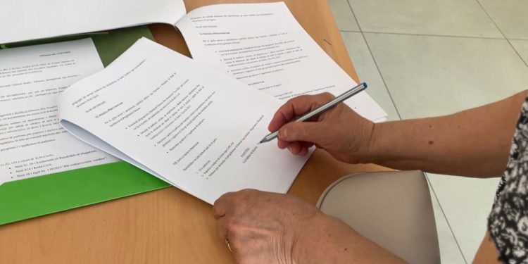 Zjarri në landfillin e Elbasanit/ Dorëzohet padia e parë për ndotjen e ajrit nga djegia e mbetjeve, qytetarja kërkon dëmshpërblim për përkeqësimin e gjendjes së saj shëndetësor