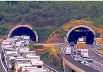 Aksident tragjik në Itali/ Kamioni përplaset me makinën, tre viktima dhe dy të plagosura rëndë, mes tyre dhe një vajzë e mitur