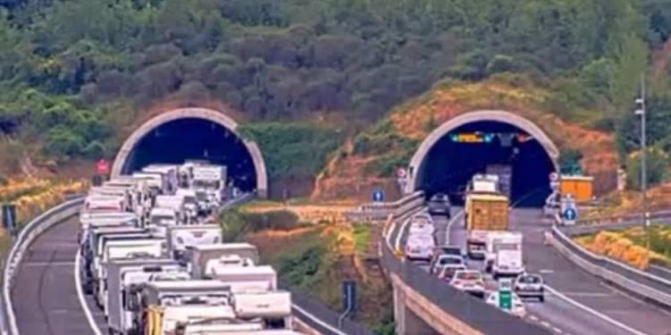 Aksident tragjik në Itali/ Kamioni përplaset me makinën, tre viktima dhe dy të plagosura rëndë, mes tyre dhe një vajzë e mitur