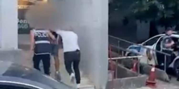 Lëvizte me armë me vete, arrestohet 31-vjeçari në Tiranë, e pëson edhe pasagjeri