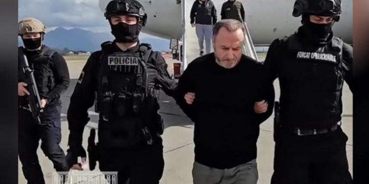 Falsifikoi vdekjen e tij për t’i shpëtuar dënimit me 25 vite burg, ekstradohet në Itali Leonard Mnella, një vit më parë u kap në SHBA