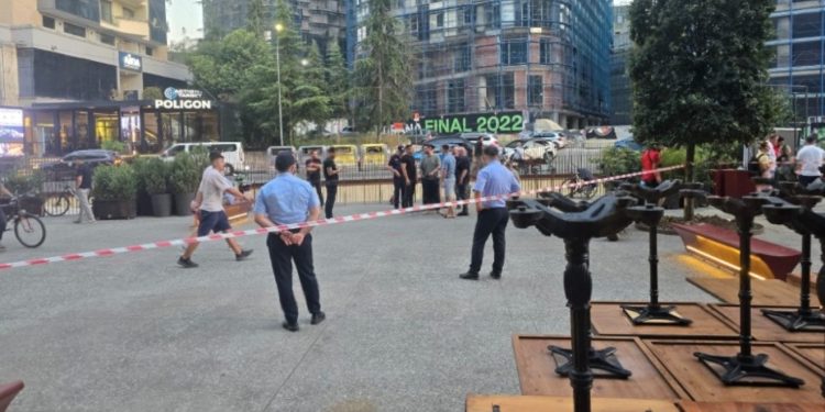 Hapësirat publike/ Policia dhe IKMT “zbarkojnë” pranë lokaleve rreth stadiumit “Air Albania”