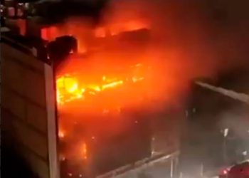 Ishte hapur 5 ditë më parë/ Përfshihet nga flakët qendra tregtare në Irak, humbin jetën 60 persona, shkaqet ende mister