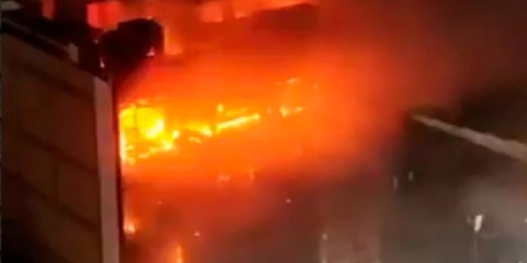 Ishte hapur 5 ditë më parë/ Përfshihet nga flakët qendra tregtare në Irak, humbin jetën 60 persona, shkaqet ende mister