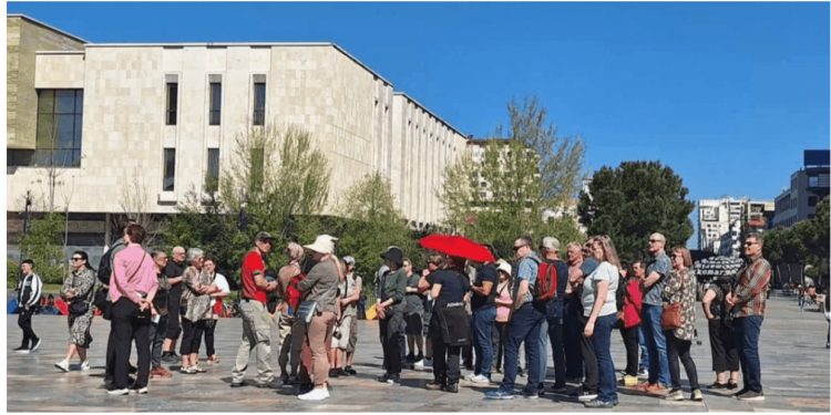 Italianët zëvendësojnë shqiptarët e Kosovës si turistë në Shqipëri, 1 në 4 vizitorë vjen nga përtej detit
