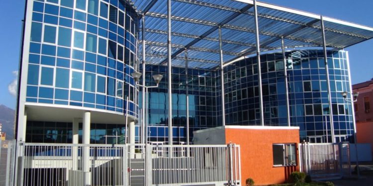 Ish-punonjësi i Kadastrës në Fier dënohet për marrëveshje në këmbim të dokumenteve të legalizimit! Shtetasit që ofruan ryshfet shpallen fajtorë.