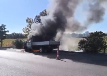 Kamionçina përfshihet nga zjarri në aksin Levan-Vlorë, drejtuesi i mjetit del pa dëmtime
