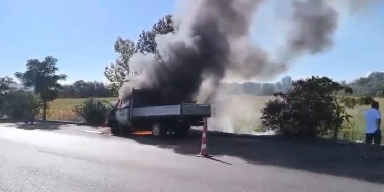 Kamionçina përfshihet nga zjarri në aksin Levan-Vlorë, drejtuesi i mjetit del pa dëmtime