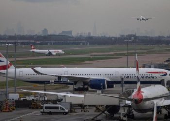 Kaos në aeroportet e Britanisë, fillon fluturimi i disa linjave ajrore.
