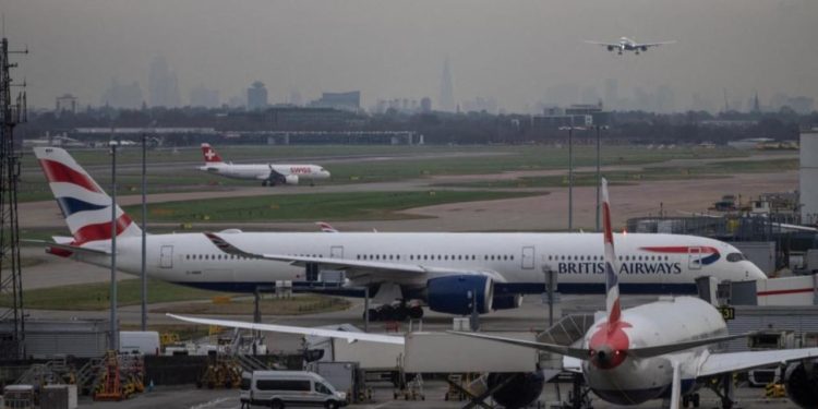 Kaos në aeroportet e Britanisë, fillon fluturimi i disa linjave ajrore.