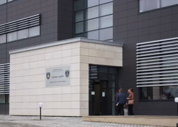 Kosovë: Pesë policë të lirohen nga paraburgimi në lidhje me vrasjen e Agon Zejnullahu.