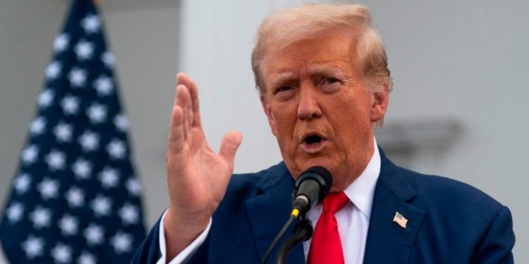 Lufta tregtare: Trump ndalon një tarifë 25% për Indinë, kërcënon me taksë të re për naftën ruse.