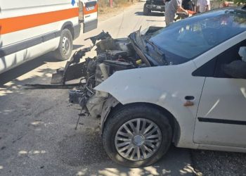 Makina humb drejtimin dhe godet murin rrethues, dy persona të lënduar nga përplasja e fuqishme.