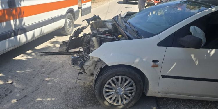 Makina humb drejtimin dhe godet murin rrethues, dy persona të lënduar nga përplasja e fuqishme.