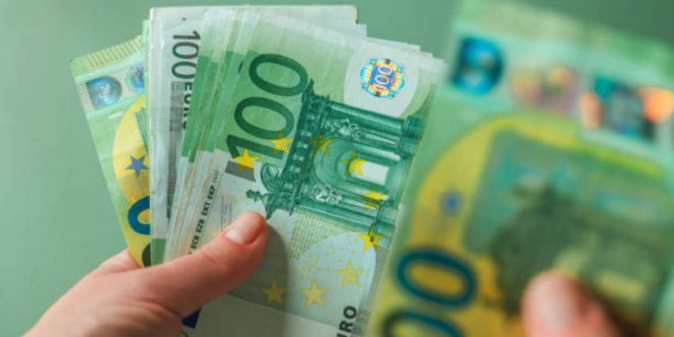 Me pretendimin se do t'i paguante detyrimet tatimore, 33-vjeçari i mori 10 mijë euro tregtarit.