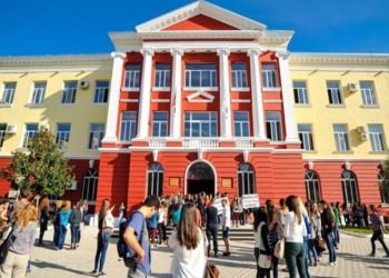 Nis gara për t'u regjistruar në universitet, deri më 3 gusht maturantët e suksesshëm kanë mundësinë të aplikojnë në portalin u-albania.
