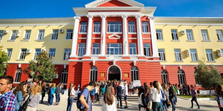Nis gara për t'u regjistruar në universitet, deri më 3 gusht maturantët e suksesshëm kanë mundësinë të aplikojnë në portalin u-albania.